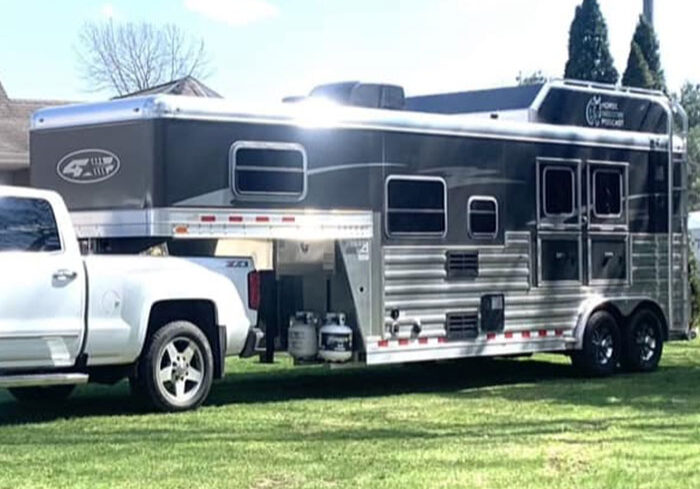 FEATURED-clean-your-horse-trailer